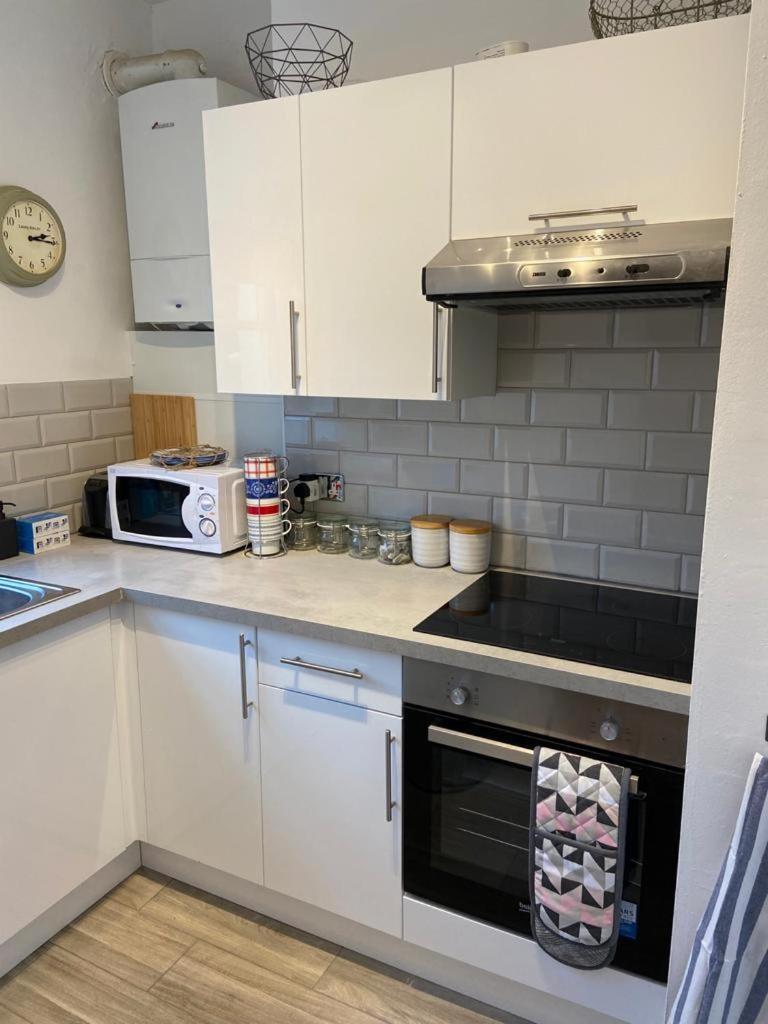 Centrally Located, Comfortable Apartment Near Station, Beach And North Laines Brighton Номер фото
