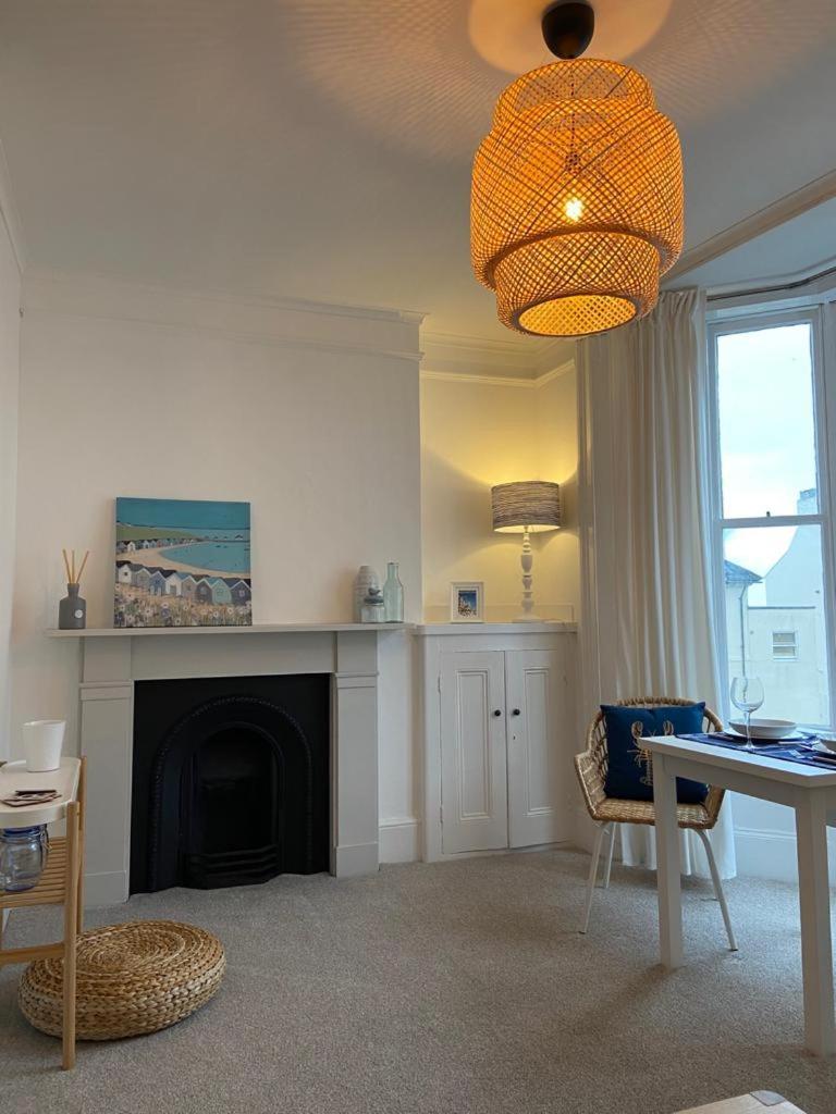 Centrally Located, Comfortable Apartment Near Station, Beach And North Laines Brighton Номер фото