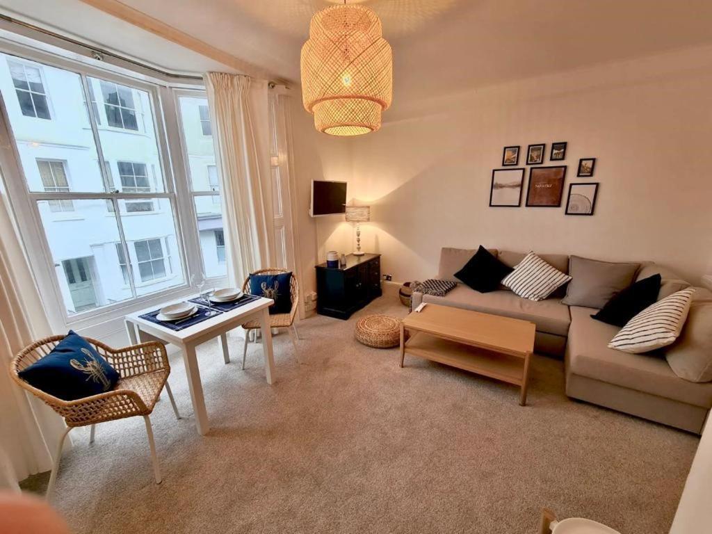 Centrally Located, Comfortable Apartment Near Station, Beach And North Laines Brighton Номер фото