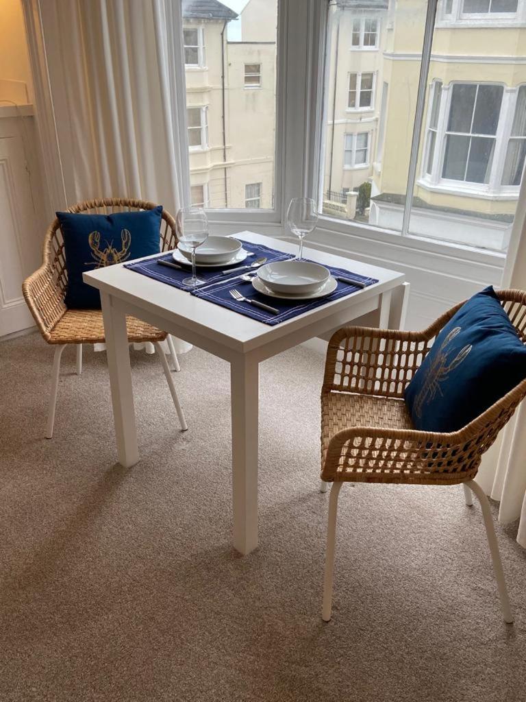Centrally Located, Comfortable Apartment Near Station, Beach And North Laines Brighton Номер фото